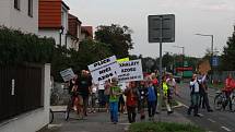 Demonstrace proti zinkovně AZOS na Zálabí.