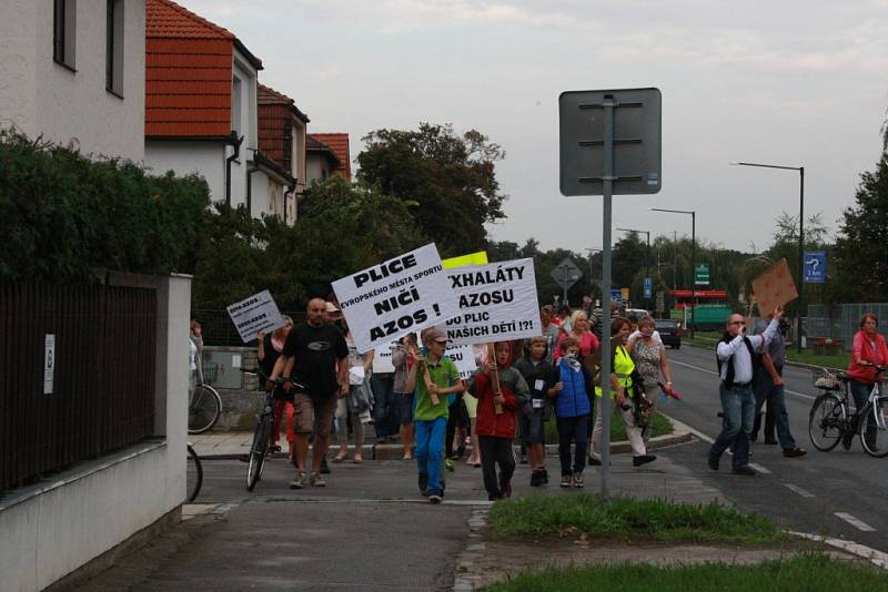 Demonstrace proti zinkovně AZOS na Zálabí.