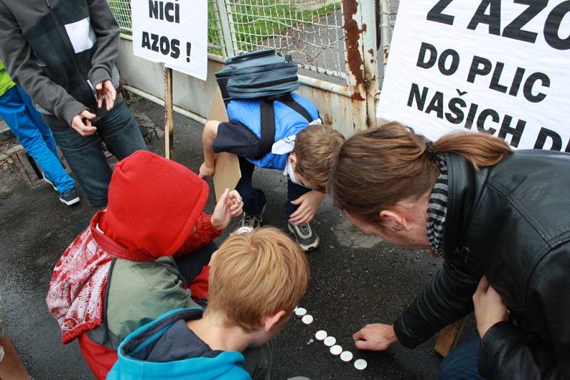 Demonstrace proti zinkovně AZOS na Zálabí.