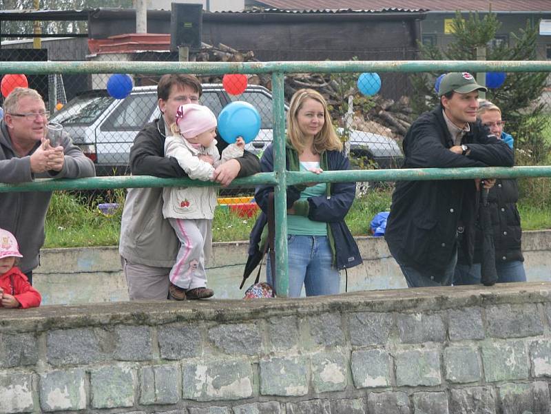 Neckyáda v Kamenném Zboží pobavila diváky na místním koupališti. Někteří se dokonce vykoupali