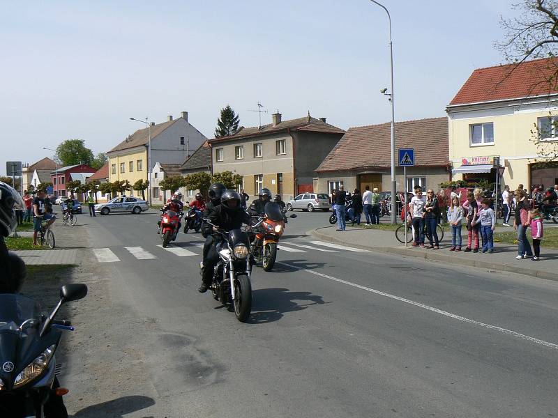 Sraz motorkářů v Městci, motomše, požehnání strojům a odjezd na spanilou jízdu