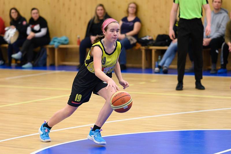 Z basketbalového utkání Středočeského přeboru starších minižákyň U13 Sadská - Mladá Boleslav (119:12)