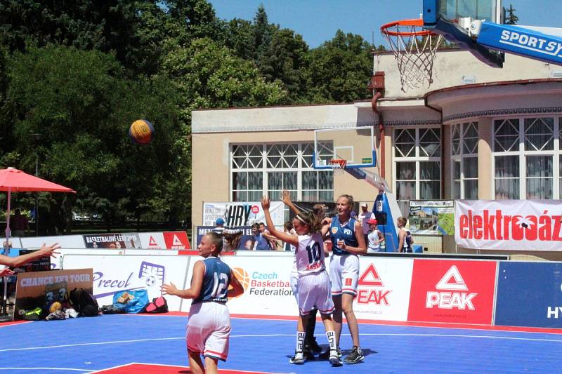 Mezinárodní turnaj v basketu tři na tři se hrál na poděbradské kolonádě.