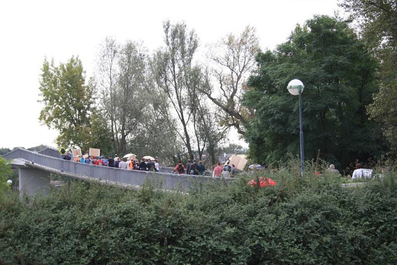 Demonstrace proti zinkovně AZOS na Zálabí.