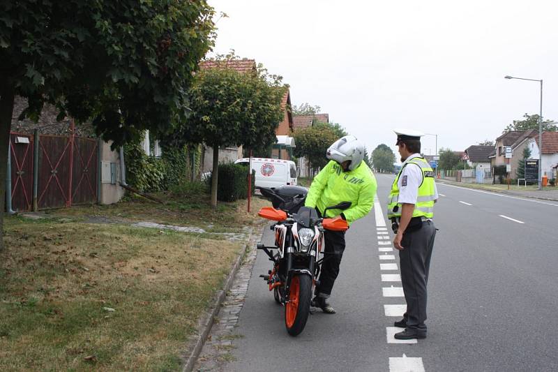 Policisté rozdávali motocyklistům  reflexní šle