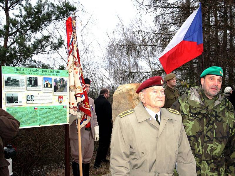 Oslava 70 let seskoku parašutistů Gabčíka a Kubiše u Nehvizd