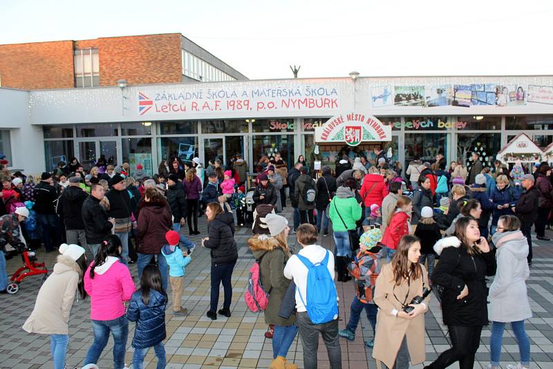 Na sídlišti se sešli místní na jarmarku před Základní školou Letců R.A.F.