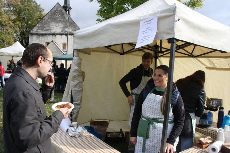 Na podzimní Restaurant Day přišly k zimnímu stadionu stovky lidí.