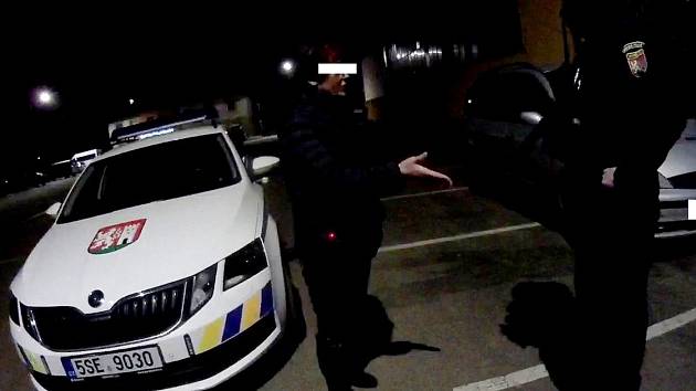 Podnapilé ženě, kterou strážníci za zimním stadionem v Nymburce dojeli, nepomohlo ani to, že zahodila klíče od vozidla a snažila se hlídce schovat.