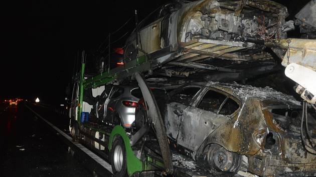 Na hradecké dálnici D11 shořela v noci přepravovaná auta