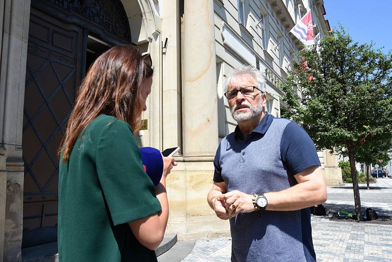 Zasahovat na Krajský úřad Středočeského kraje ve Zborovské ulici na pražském Smíchově přijeli v úterý kriminalisté Národní centrály proti organizovanému zločinu.