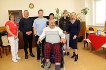 Josef Turko z rožďalovického domova pro seniory dostal nový vozík za více než 100 tisíc korun.