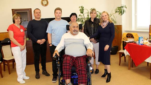 Josef Turko z rožďalovického domova pro seniory dostal nový vozík za více než 100 tisíc korun.