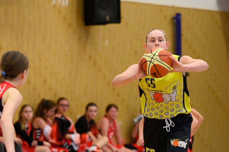 Z basketbalového utkání Středočeského přeboru starších minižákyň U13 Sadská - Mladá Boleslav (119:12)