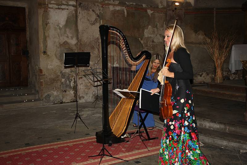 Kaple sv. Jana Nepomuckého v Nymburce zažila výjimečný koncert i bohoslužbu.