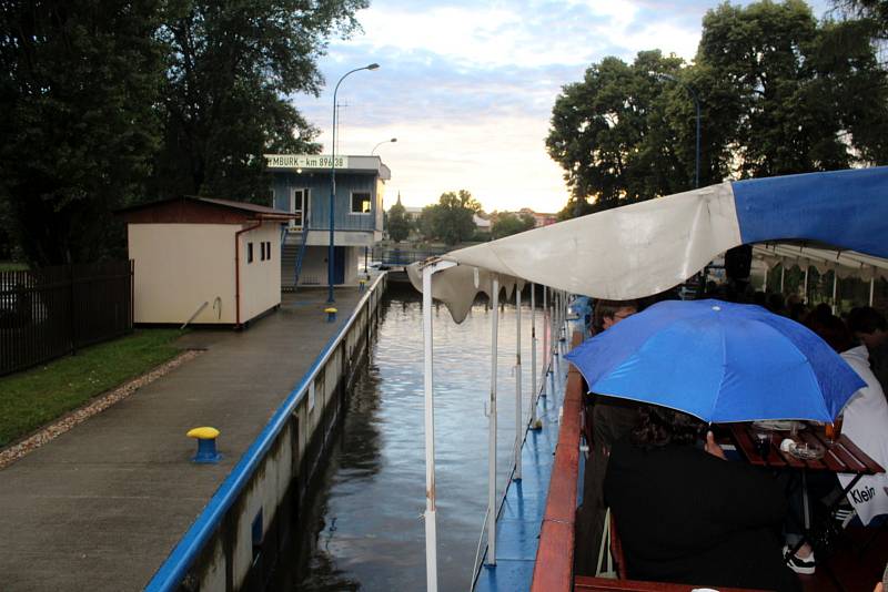 Netradiční plavbu s poezií a hudbou absolvovala loď Král Jiří v sobotu večer.