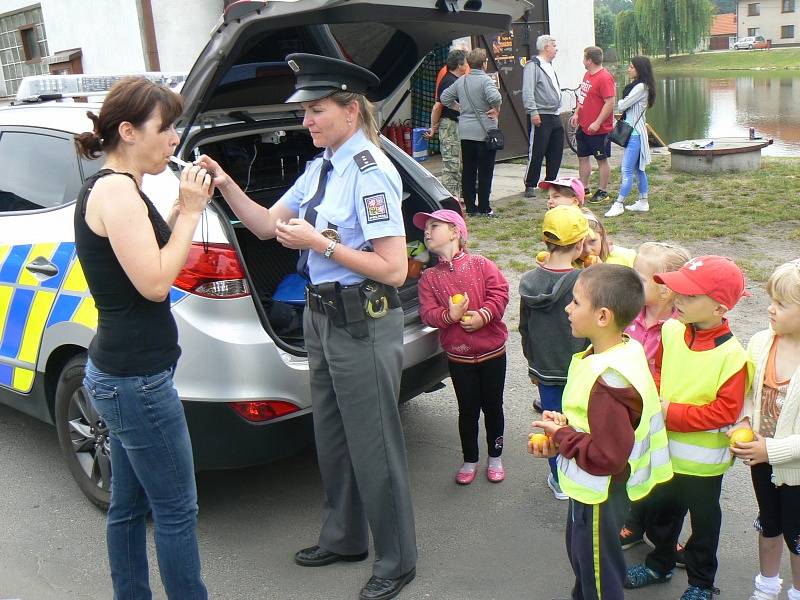 Při dopravní akci asistovaly děti z Kostelní Lhoty