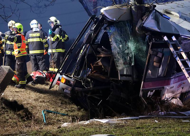 Tragická nehoda autobusu u Horoměřic na Praze - západ v pátek 12.ledna.