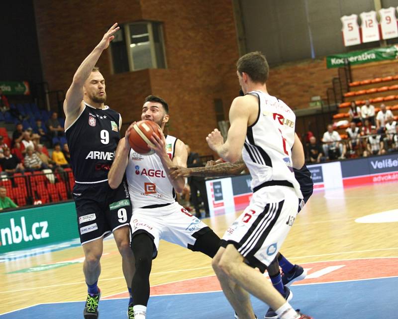 Z basketbalového utkání nadstavby Kooperativa NBL Nymburk - Děčín (97:53)
