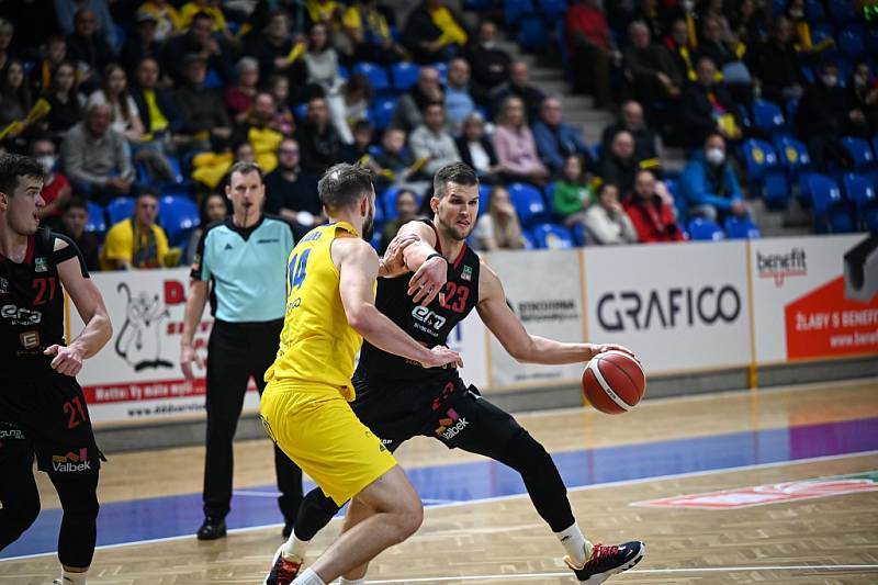 Z basketbalového utkání Kooperativa NBL Opava - Nymburk (100:98)