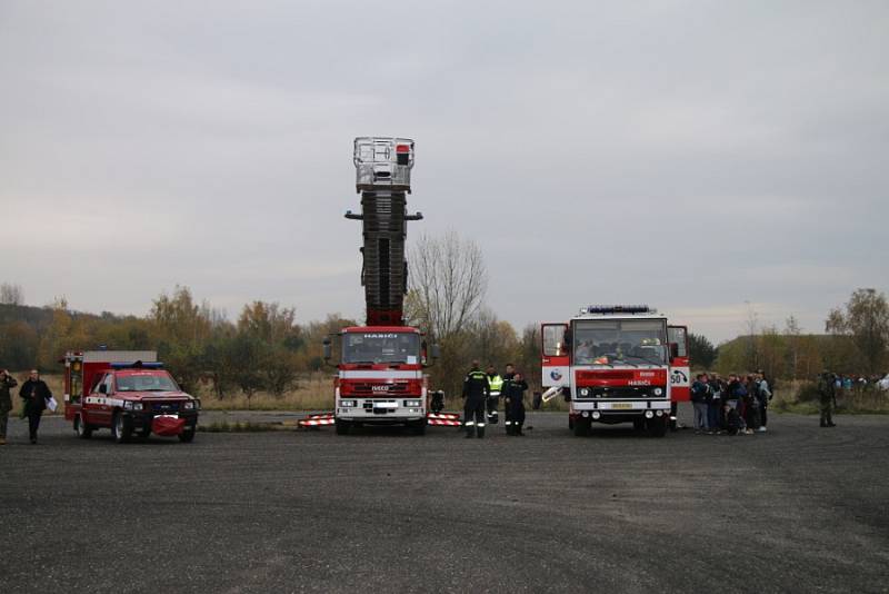 Na branném dnu v bývalém vojenském prostoru u Milovic se představili policisté, hasiči i záchranka. 