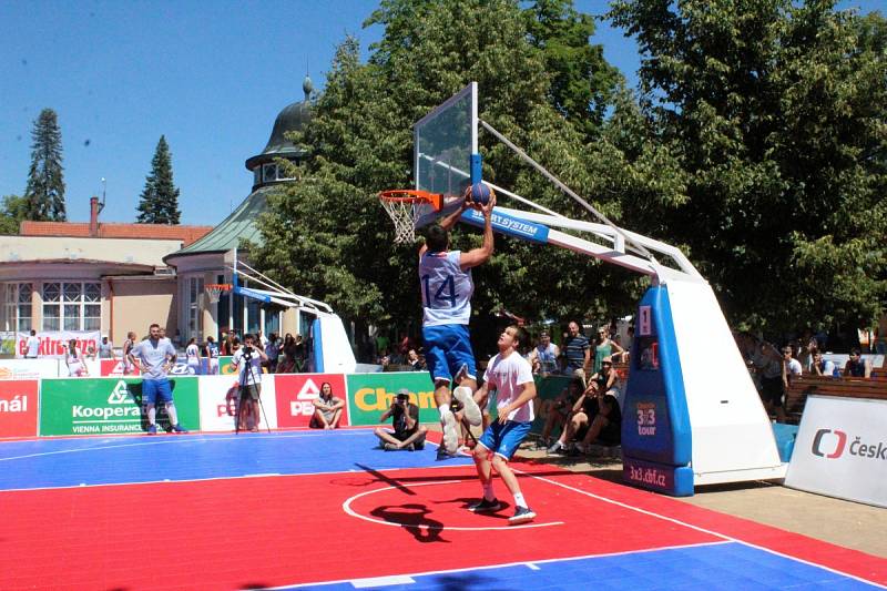 Mezinárodní turnaj v basketu tři na tři se hrál na poděbradské kolonádě.