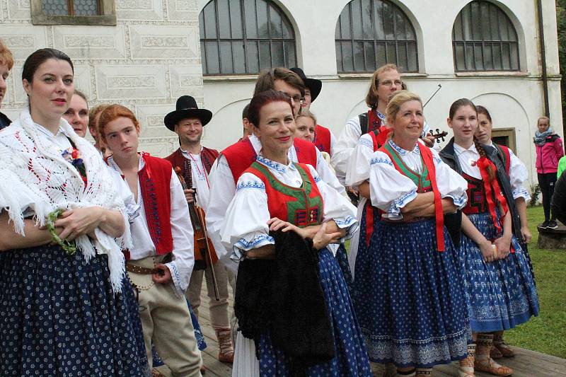 Dožínkovou slavnost V zámku a v podzámčí uspořádalo Polabské muzeum společně s obcí Přerov nad Labem a majitelem zámku Českým rozhlasem už tradičně ve skanzenu a přilehlém zámku.