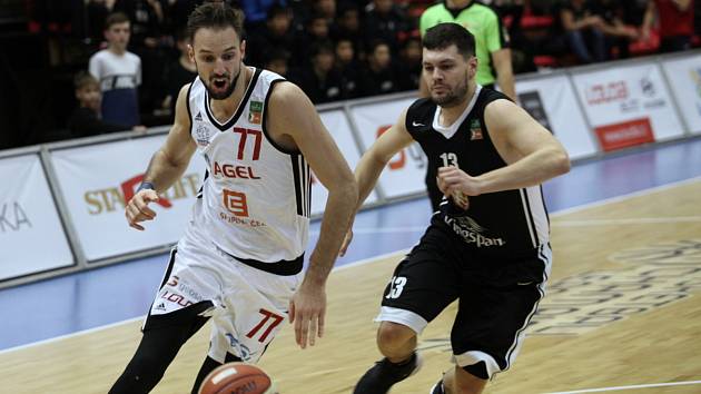 Basketbalisté Nymburka jasně vyhráli nad Hradcem Králové 100:71.