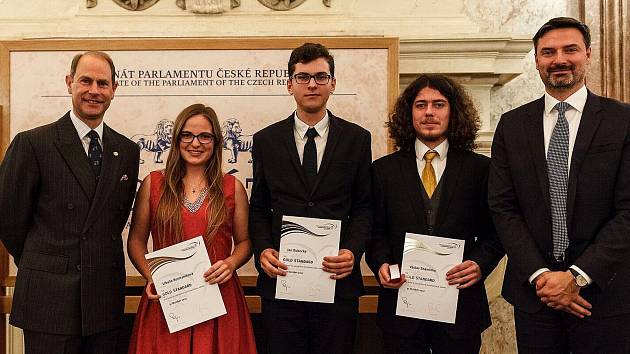 Čtyři studenti z Poděbrad získali cenu vévody z Edinburghu na půdě Senátu.