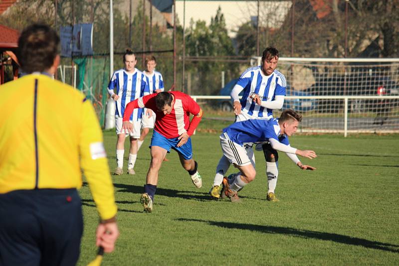 Fotbalisté Pátku (v červeném) se s týmem Sázavy nemazlili. Rozhodli už v prvním poločase, kdy vstřelili tři branky.