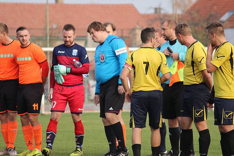 Fotbalisté Pátku (ve žlutém) prohráli doma s nováčkem ze Škvorce 0:1.