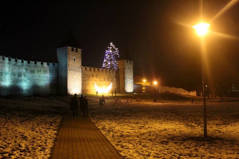 Od pondělí začne vánoční výzdoba mizet, stejně jako světelné fotopointy na náměstí a u hradeb.