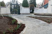 Léta kritizovaný a nevzhledný vstup na hlavní poděbradský hřbitov v Kluku se v posledních týdnech proměnil.