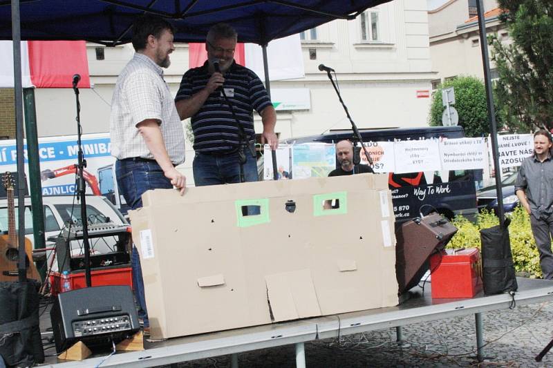 Již třetí demonstrace Nymburáků proti zinkovně AZOS CZ.