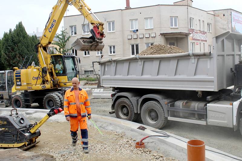 Stavební práce na druhém kruhovém objezdu u budovy ředitelství Policie ČR v Nymburce.