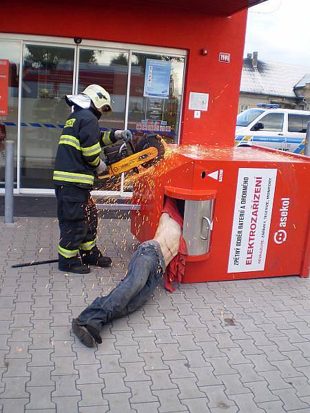 Mladík se zřejmě udusil při vykrádání elektrokontejneru