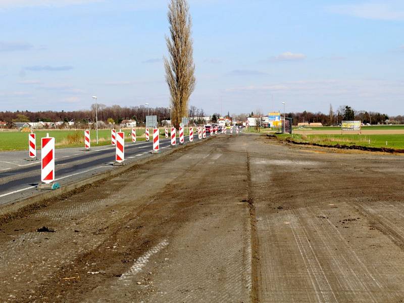 Doprava v blízkosti křižovatky mezi Poděbrady, Přední Lhotou a Pískovou Lhotou v době její přestavby na oválný kruhový objezd.