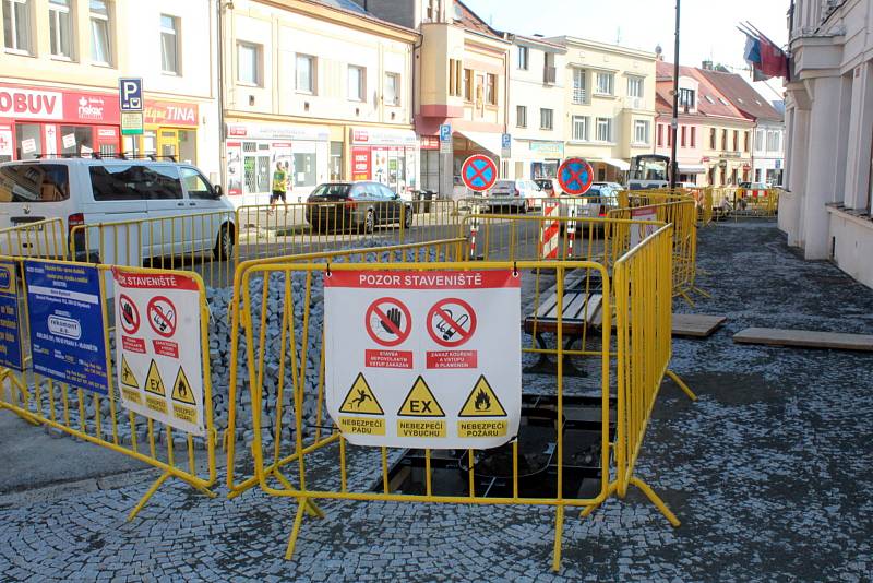 Aktuálně pracují dělníci souběžně na druhé a třetí etapě opravy ulice na pravé straně z pohledu od náměstí.