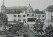Skladiště velkoobchodu Karla Nováka v Nymburce, krámek byl v podloubí na náměstí. Píše se rok 1930.