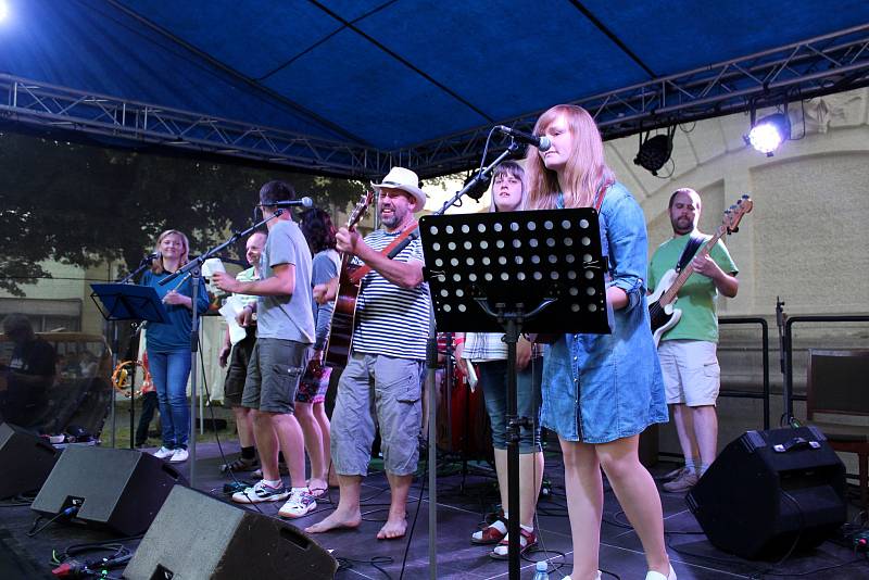 Folkový festival v Nymburce se letos opět vydařil.