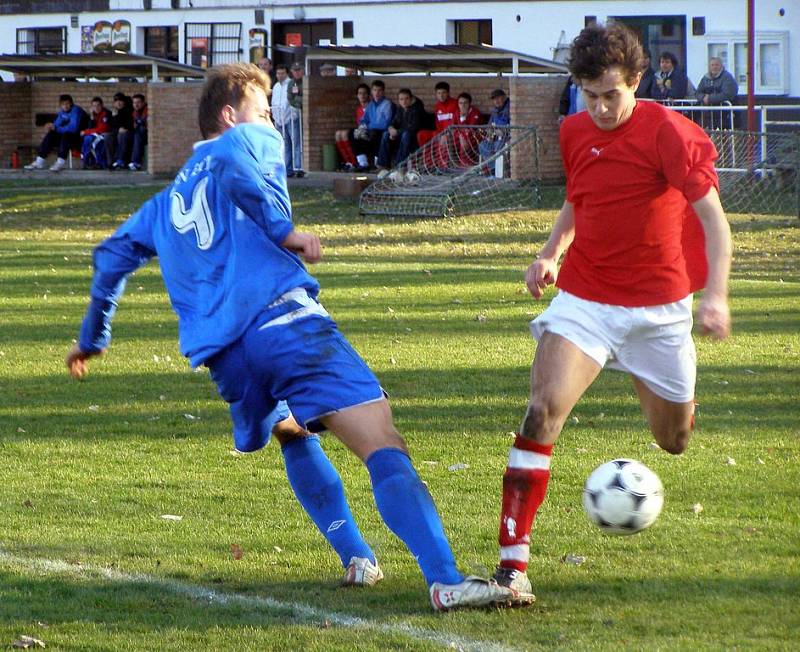 Z utkání I.A třídy skupiny B mezi Bohemií Poděbrady (hraje v červeném) a Benátkami nad Jizerou (2:1)