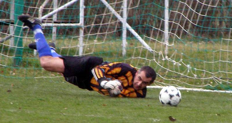 Z utkání I.A třídy skupiny B mezi Bohemií Poděbrady (hraje v červeném) a Benátkami nad Jizerou (2:1)