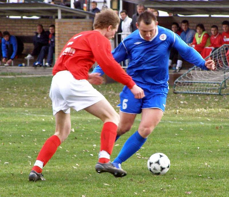 Z utkání I.A třídy skupiny B mezi Bohemií Poděbrady (hraje v červeném) a Benátkami nad Jizerou (2:1)