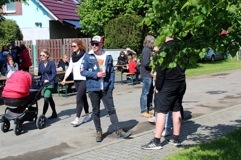 Festival s hudbou i stánky s pivem se konal na návsi v Kněžičkách.