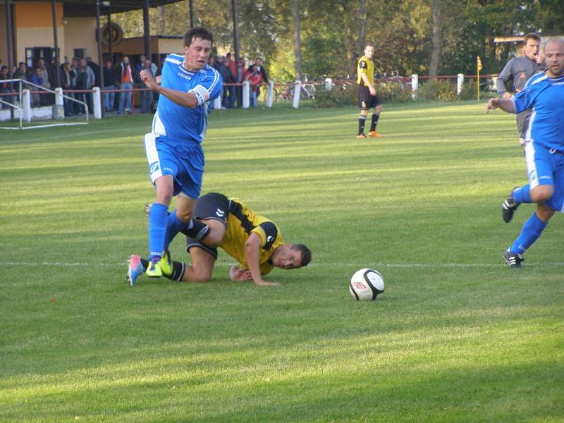 Z fotbalového utkání okresního přeboru Městec Králové - Slovan Poděbrady (2:1)