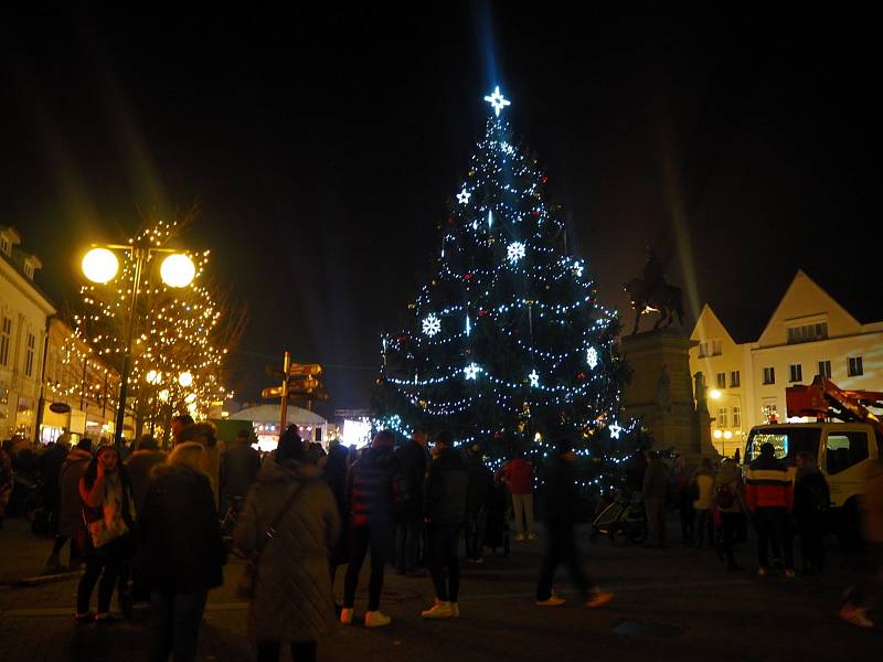 Podobně jako na jiných místech došlo i na poděbradském náměstí Jiřího v neděli 27. listopadu ke slavnostnímu rozsvícení vánočního stromu.
