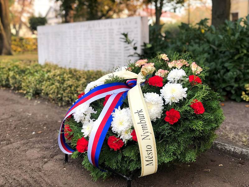 Zástupci vedení nymburské radnice položili věnce a květiny u několika památníků.