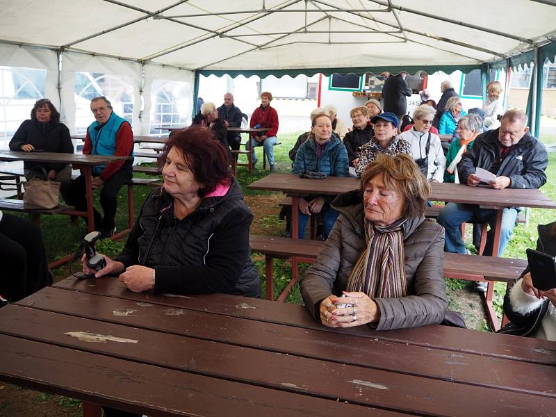 Radnice seniorům: z posezení s kapelou Zpívánky ve stanu na pivovarské louce v Nymburce.