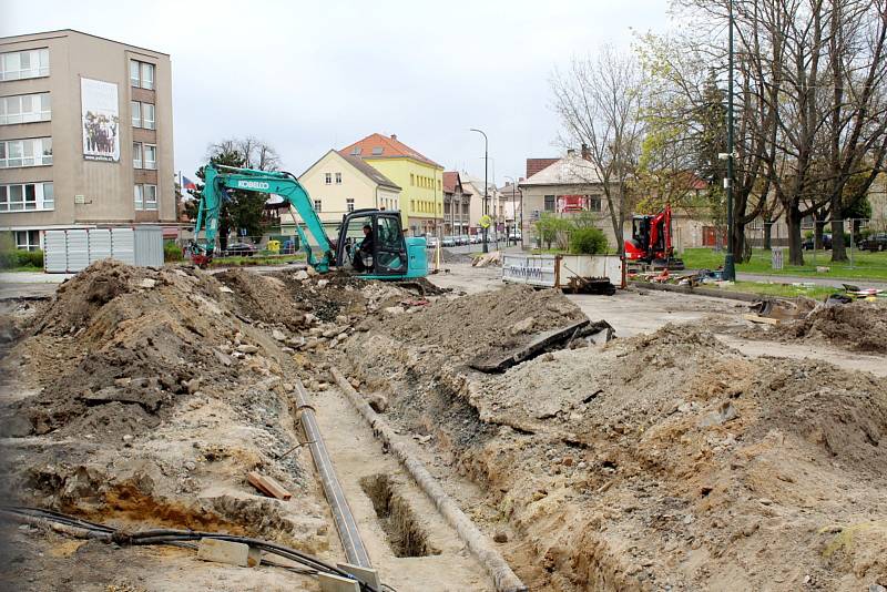 Problémy se stavbou dvou kruhových objezdů u nemocnice v Nymburce neberou konce.