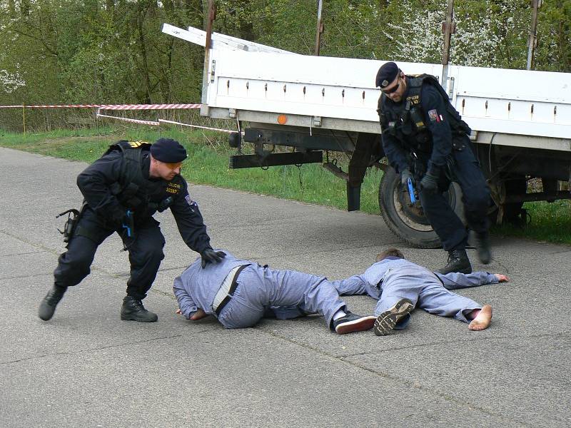 Cvičení simulující nehodu autobusu převážejícího vězně